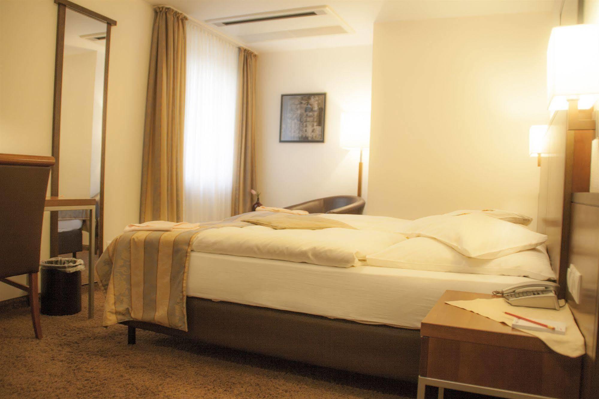Hotel Zum Adler Bonn Ngoại thất bức ảnh